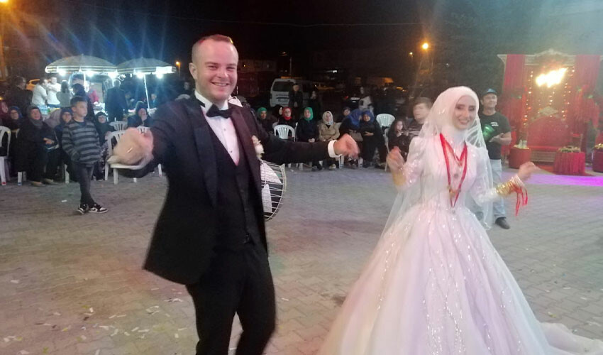 Kendi düğününde kırmızı kart gördü, misafirler neye uğradığını şaşırdı Kendi düğününde kırmızı kart gördü, misafirler neye uğradığını şaşırdı