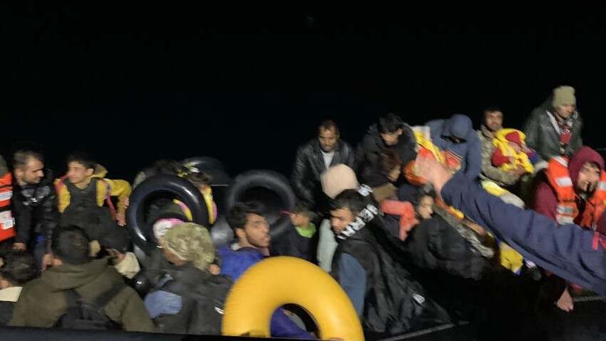 Ayvalık açıklarında 126 düzensiz göçmen yakalandı