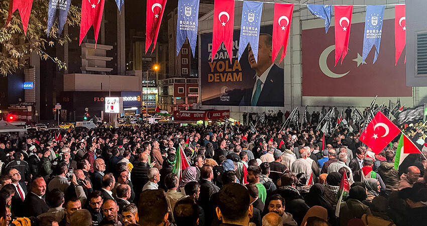 İsrail'in Gazze'de hastane saldırısı Türkiye'de protesto ediliyor: On binler meydanlara indi Bursa
