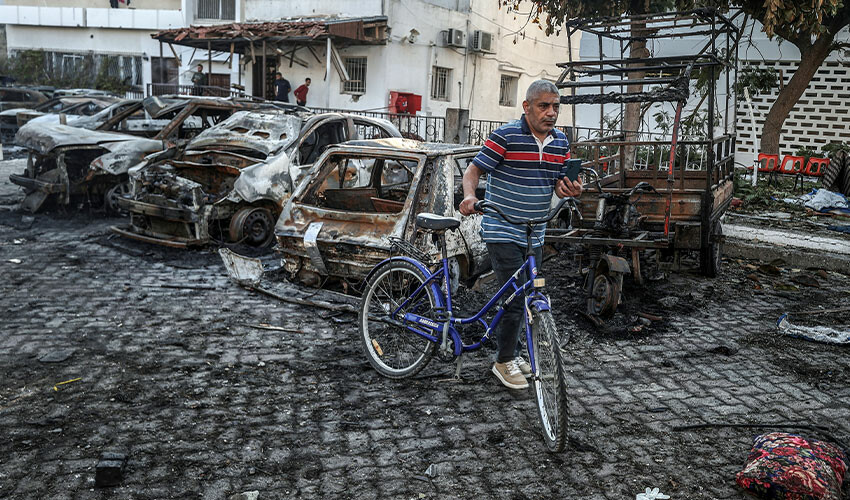 Bombalanan hastaneden yürek yakan fotoğraflar! İsrail'in kanlı saldırısının boyutu gün ağarınca ortaya çıktı Bombalanan hastaneden yürek yakan fotoğraflar! İsrail'in kanlı saldırısının boyutu gün ağarınca ortaya çıktı