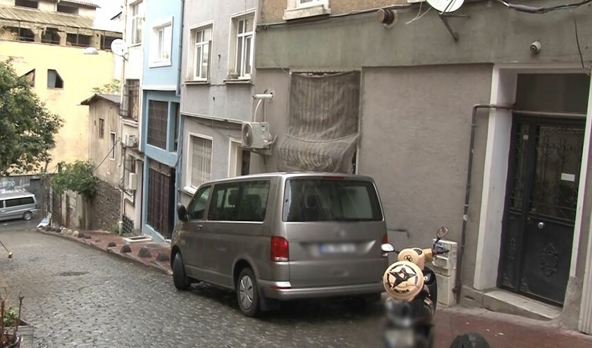 Küçük kızın inanılmaz kurtuluşu: Aracın üzerine düşerek hayatta kaldı Küçük kızın inanılmaz kurtuluşu: Aracın üzerine düşerek hayatta kaldı