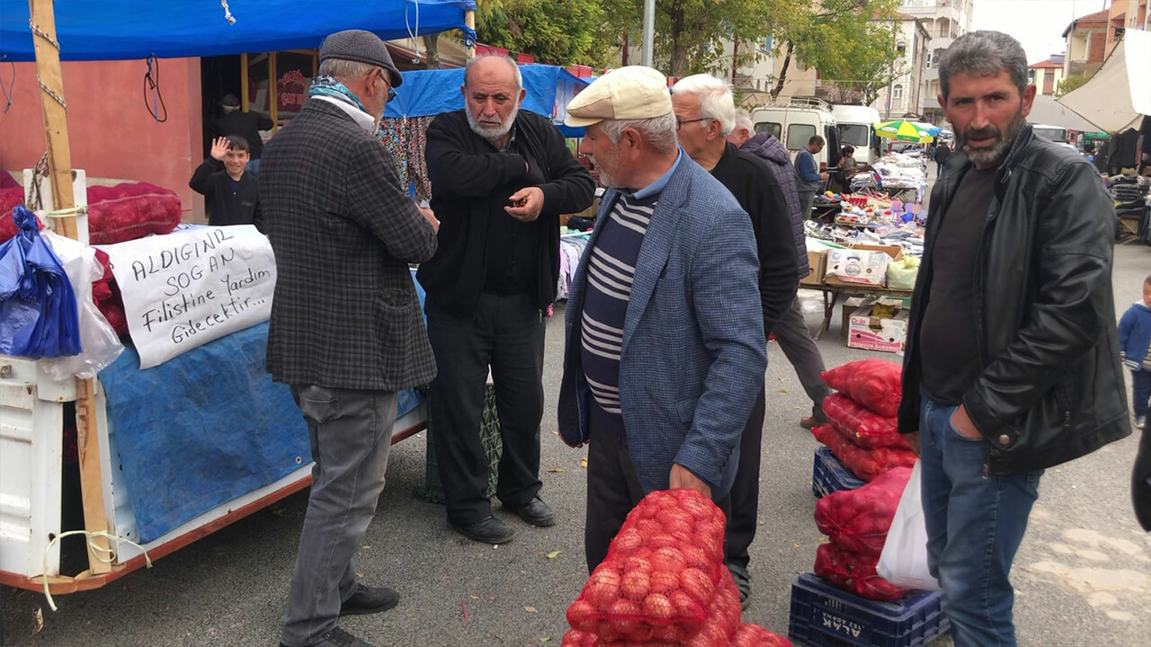 Soğan tezgahına açtığı pankart ile Filistin'e destek verdi, vatandaşlar duyarsız kalmadı Soğan tezgahına açtığı pankart ile Filistin'e destek verdi, vatandaşlar duyarsız kalmadı