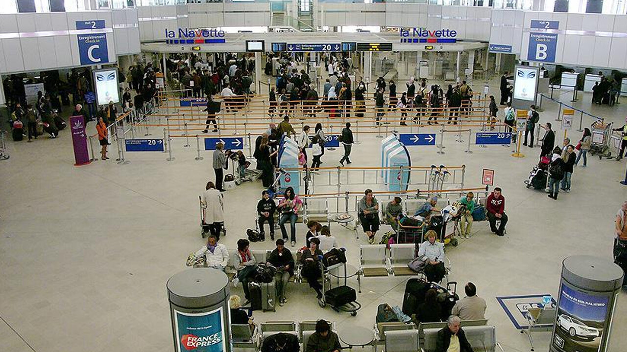 Fransa&#039;da bomba paniği! 6 havalimanı boşaltıldı