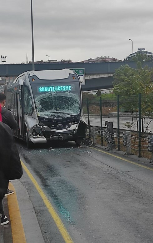 Sondakika! İstanbul'da metrobüs kazası! Vatandaşlar isyan etti metrobüs- kaza- uzunçayır