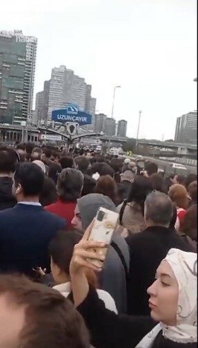 Sondakika! İstanbul'da metrobüs kazası! Vatandaşlar isyan etti uzunçayır- kaza