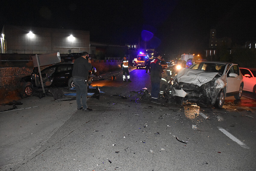 İzmir'de kontrolden çıkan araç dehşet saçtı: Ölü ve yaralılar var İzmir'de kontrolden çıkan araç dehşet saçtı: Ölü ve yaralılar var