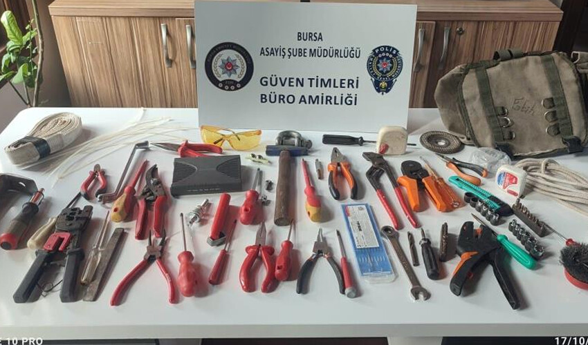 Oto faresinin rahat tavırları pes dedirtti! Kameralara yakalanan hırsız yakayı ele verdi Oto faresinin rahat tavırları pes dedirtti! Kameralara yakalanan hırsız yakayı ele verdi