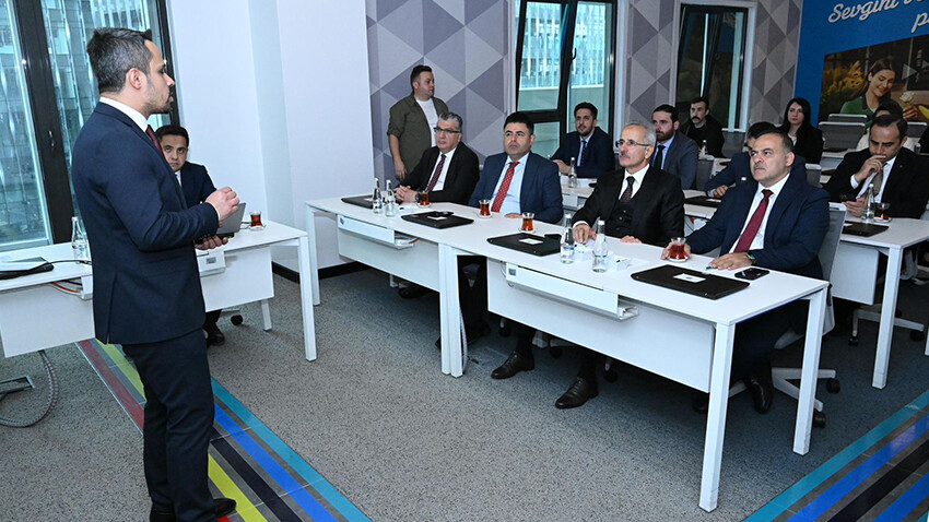 Ulaştırma ve Altyapı Bakanı Uraloğlu, BTK Akademi'yi ziyaret etti: Hedeflerimize gerçekçi yaklaşımlarla ilerliyoruz Ulaştırma ve Altyapı Bakanı Uraloğlu, BTK Akademi'yi ziyaret etti: Hedeflerimize gerçekçi yaklaşımlarla ilerliyoruz