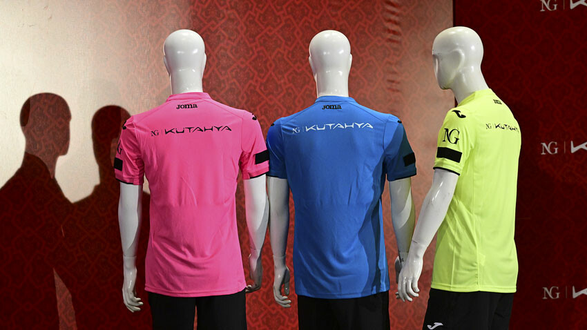Hakem formalarına sponsor alındı! TFF, Türk futbol tarihinde ilke imza attı Hakem formalarına sponsor alındı! TFF, Türk futbol tarihinde ilke imza attı