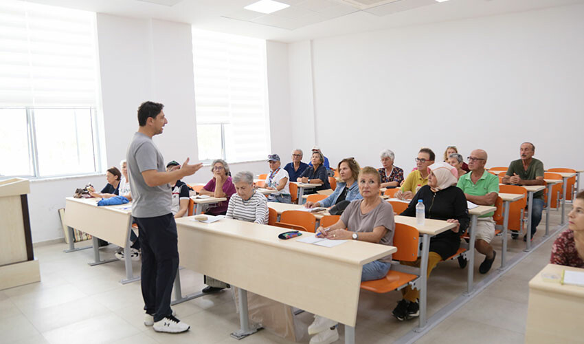 Anneanne-torun aynı üniversitede! Görenler hayret ediyor