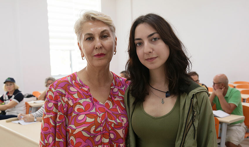 Anneanne-torun aynı üniversitede! Görenler hayret ediyor