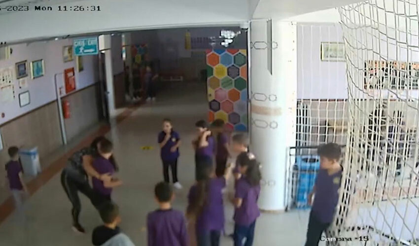 Öğrencisinin hayatını kurtardı! Okulda panik anları kamerada Öğrencisinin hayatını kurtardı! Okulda panik anları kamerada