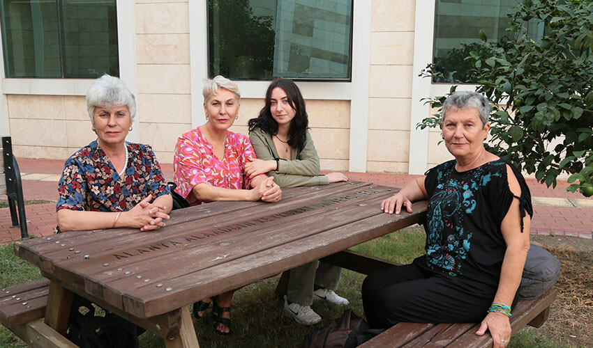 Anneanne-torun aynı üniversitede! Görenler hayret ediyor