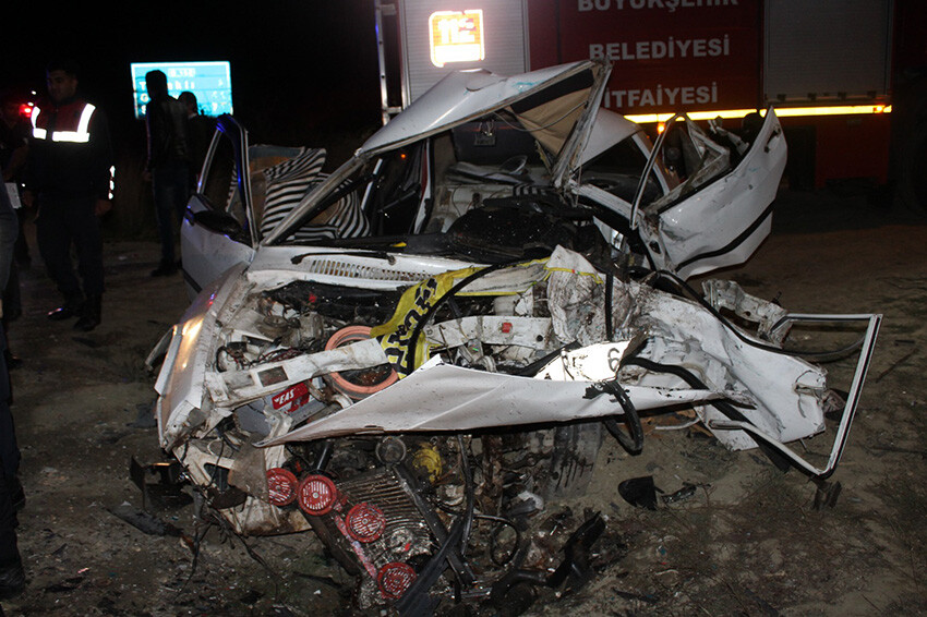 Sakarya'da feci kaza! Kamyonet otomobile çarptı, bir aile parçalandı Sakarya'da feci kaza! Kamyonet otomobile çarptı, bir aile parçalandı