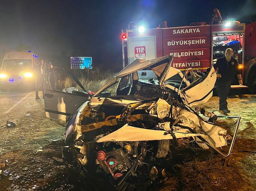 Sakarya'da feci kaza! Kamyonet otomobile çarptı, bir aile parçalandı Sakarya'da feci kaza! Kamyonet otomobile çarptı, bir aile parçalandı