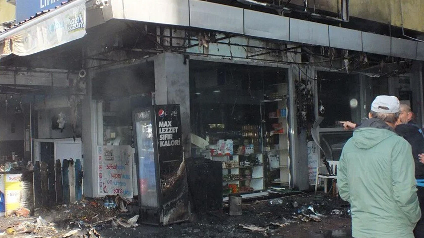 Büfede başlayan yangın 3 katlı apartmanı sardı Büfede başlayan yangın 3 katlı apartmanı sardı