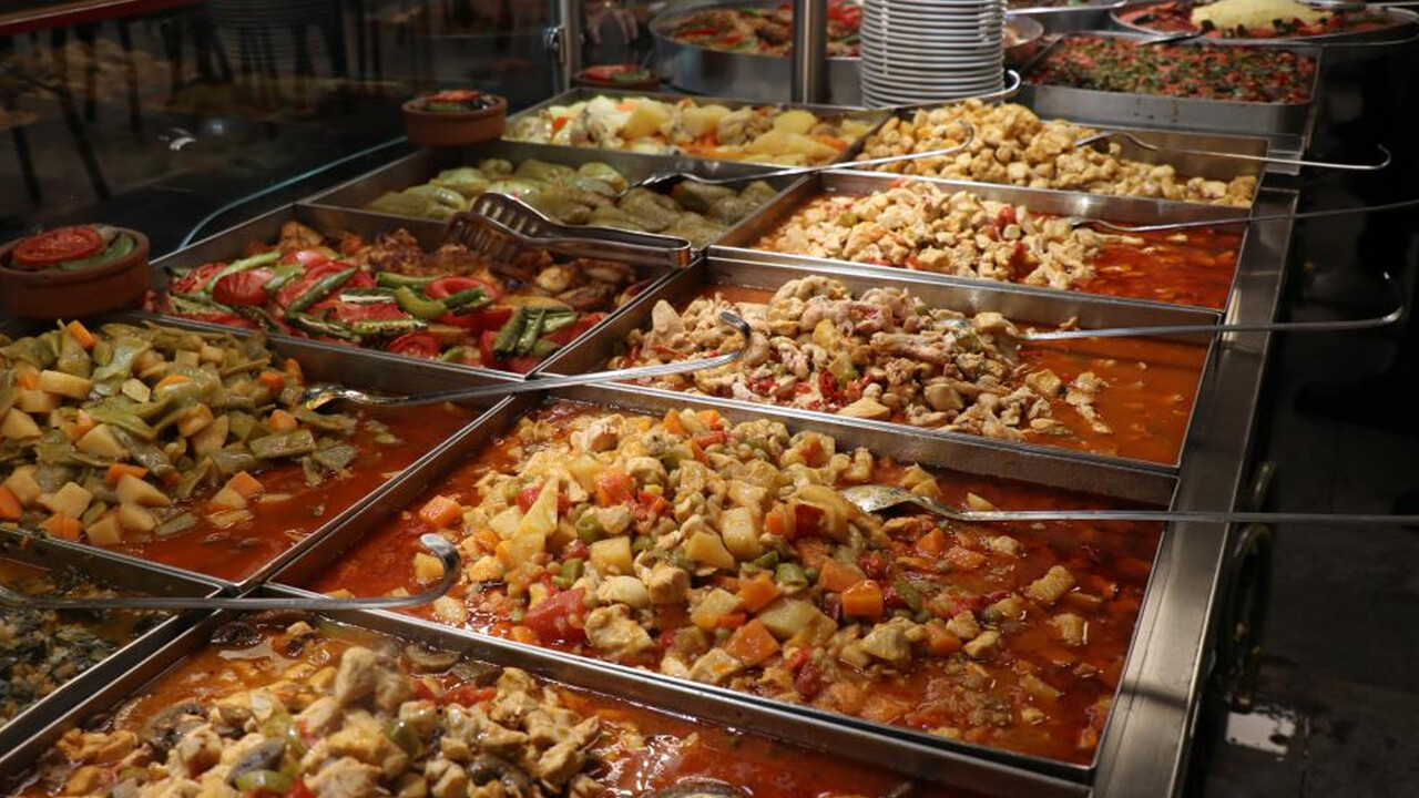 Enflasyona direniyor, öğrencilerden kar amacı gütmüyor! 3 çeşit yemeği çay parasına veriyor Enflasyona direniyor, öğrencilerden kar amacı gütmüyor! 3 çeşit yemeği çay parasına veriyor