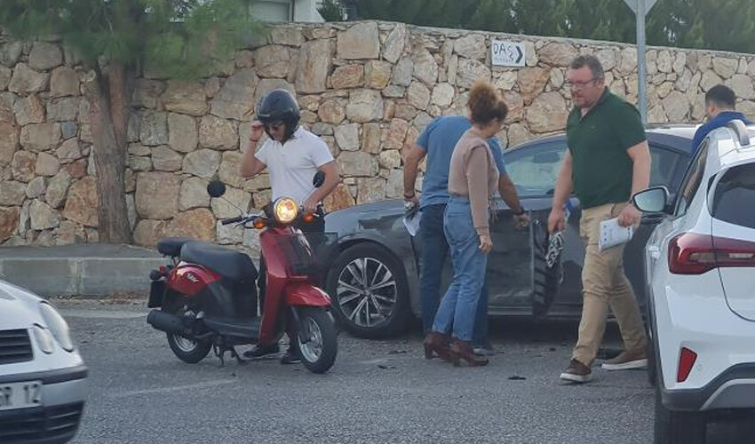 Oyuncu Esra Akkaya trafik kazasında oğluyla birlikte ölümden döndü Oyuncu Esra Akkaya trafik kazasında oğluyla birlikte ölümden döndü