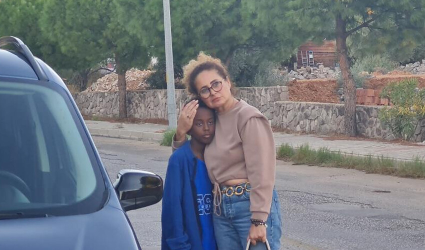Oyuncu Esra Akkaya trafik kazasında oğluyla birlikte ölümden döndü Oyuncu Esra Akkaya trafik kazasında oğluyla birlikte ölümden döndü