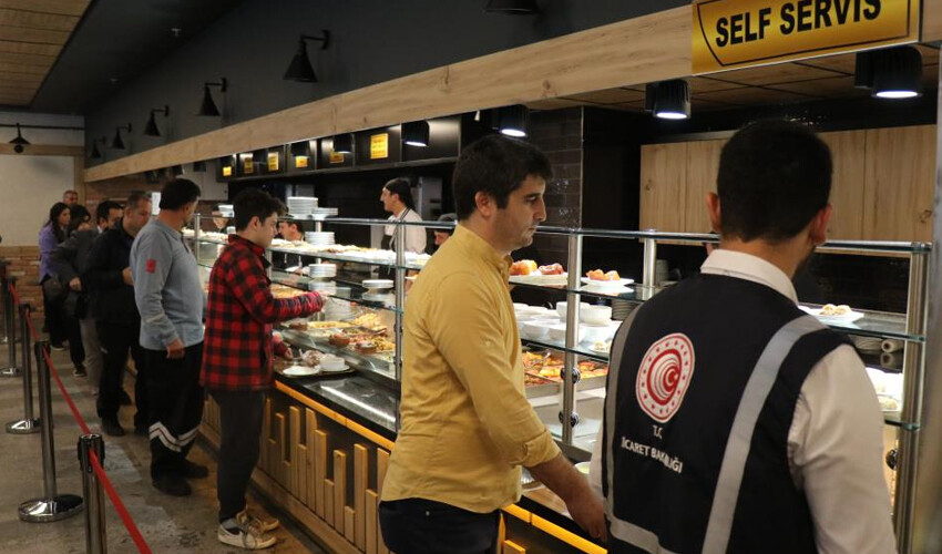 Enflasyona direniyor, öğrencilerden kar amacı gütmüyor! 3 çeşit yemeği çay parasına veriyor Enflasyona direniyor, öğrencilerden kar amacı gütmüyor! 3 çeşit yemeği çay parasına veriyor
