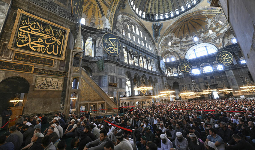 Ayasofya'da Gazze hutbesi! Erbaş'ın elindeki kılıç dikkat çekti Ayasofya'da Gazze hutbesi! Erbaş'ın elindeki kılıç dikkat çekti