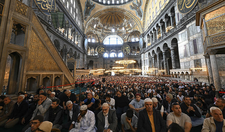 Ayasofya'da Gazze hutbesi! Erbaş'ın elindeki kılıç dikkat çekti Ayasofya'da Gazze hutbesi! Erbaş'ın elindeki kılıç dikkat çekti