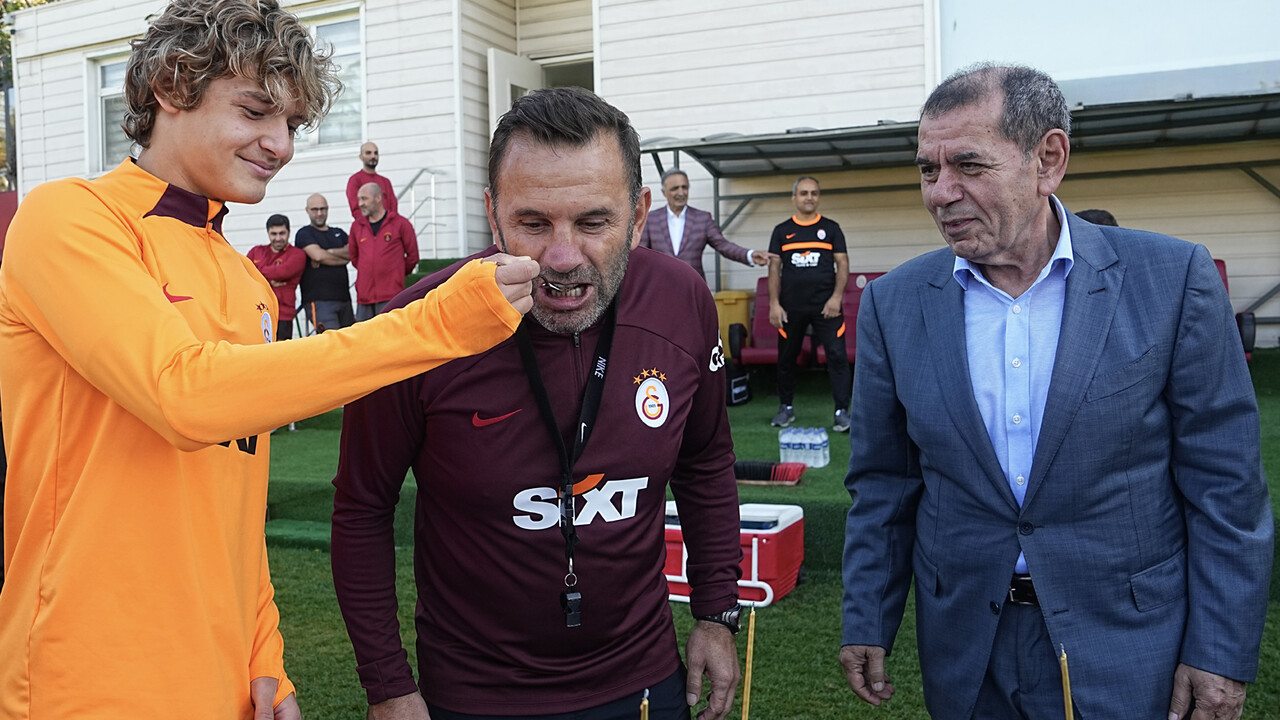Dursun Özbek'ten Okan Buruk'a doğum günü sürprizi Dursun Özbek'ten Okan Buruk'a doğum günü sürprizi