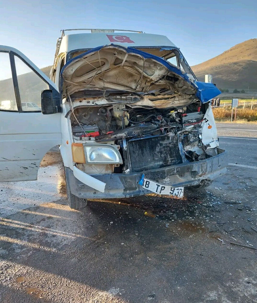 Tarım işçilerini taşıyan minibüs ile yakıt tankeri kafa kafaya çarpıştı: Çok sayıda yaralı var Tarım işçilerini taşıyan minibüs ile yakıt tankeri kafa kafaya çarpıştı: Çok sayıda yaralı var