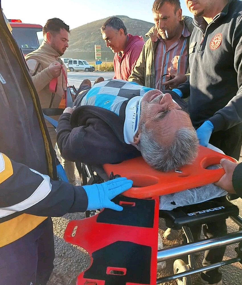 Tarım işçilerini taşıyan minibüs ile yakıt tankeri kafa kafaya çarpıştı: Çok sayıda yaralı var Tarım işçilerini taşıyan minibüs ile yakıt tankeri kafa kafaya çarpıştı: Çok sayıda yaralı var