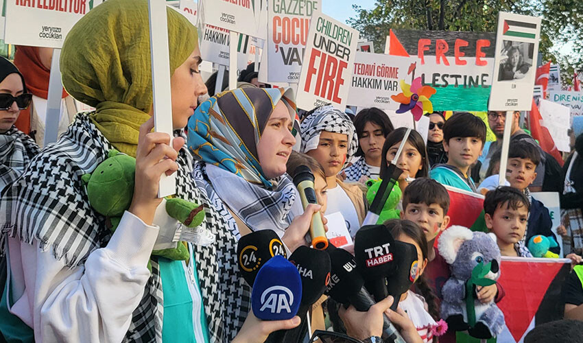İsrail'e oyuncaklı protesto: Gazzeli çocuklar için büyükelçilik önünde toplandılar
