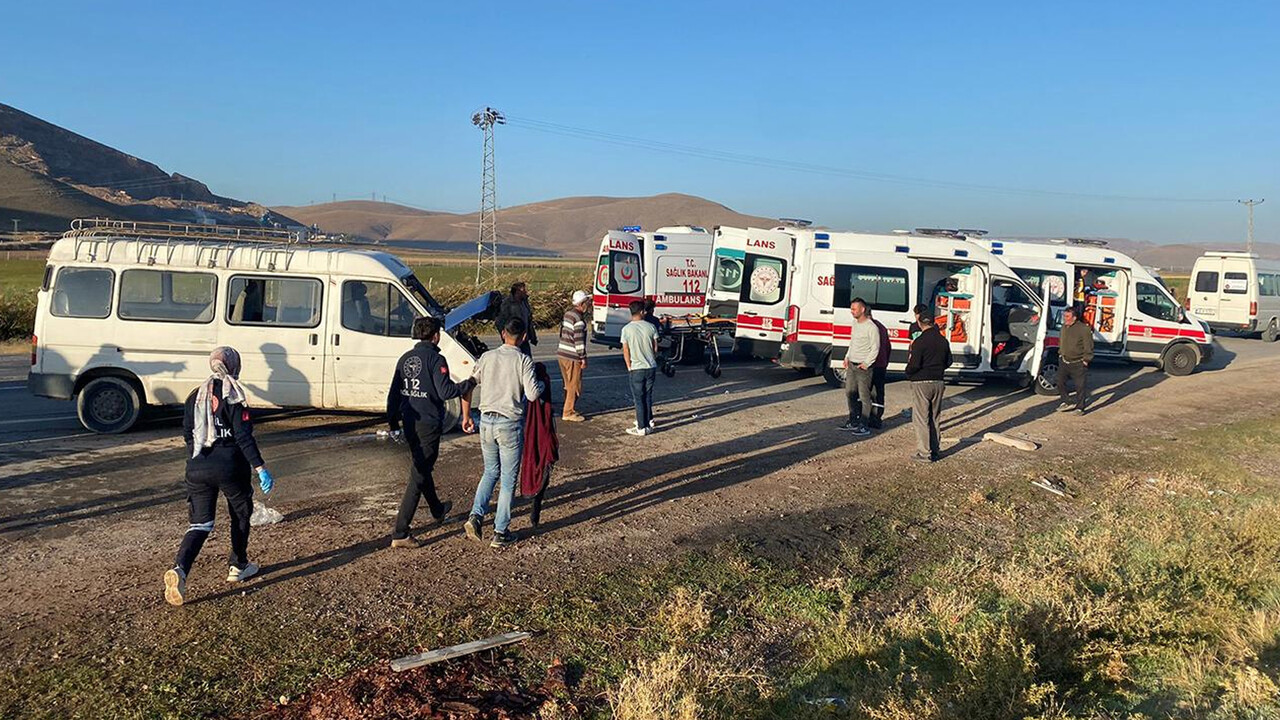 Tarım işçilerini taşıyan minibüs ile yakıt tankeri kafa kafaya çarpıştı: Çok sayıda yaralı var