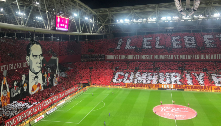 Galatasaray'dan Cumhuriyetin 100. yıl anısına derbiye özel 3 boyutlu koreografi Galatasaray'dan Cumhuriyetin 100. yıl anısına derbiye özel 3 boyutlu koreografi