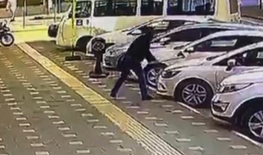 Baltalı saldırgan otomobilleri dağıttı, o anlar kamerada Baltalı saldırgan otomobilleri dağıttı, o anlar kamerada