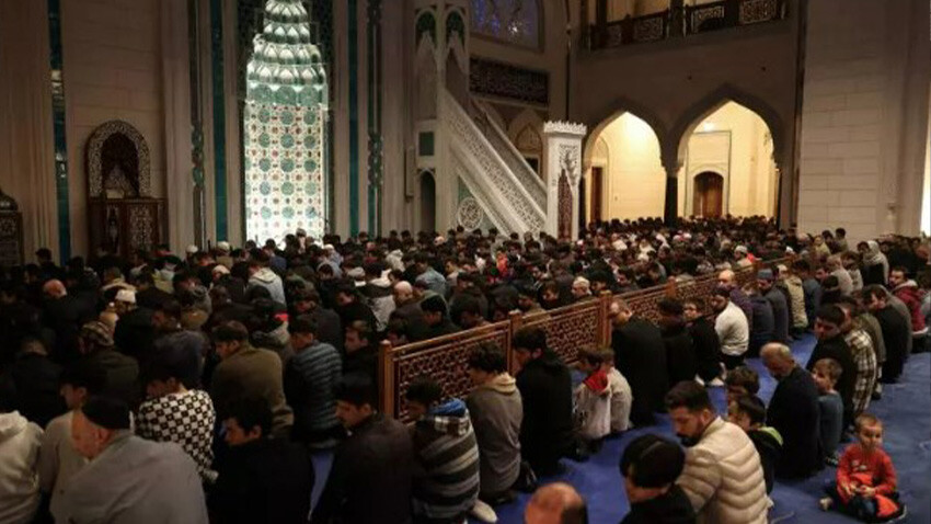 TÜGVA'lı gençler İsrail Başkonsolosluğu önüne çocuk ayakkabısı bıraktı! Filistin'deki katliamın sembolü olmuştu TÜGVA- cami- namaz
