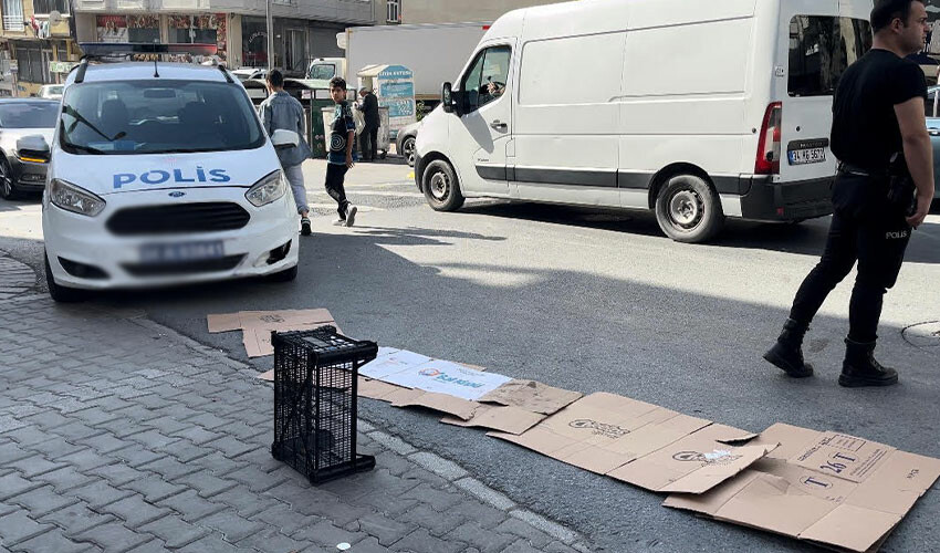 Esenyurt'ta dehşete düşüren ölüm! Küçük çocuk otomobilin altında ezildi Esenyurt'ta dehşete düşüren ölüm! Küçük çocuk otomobilin altında ezildi