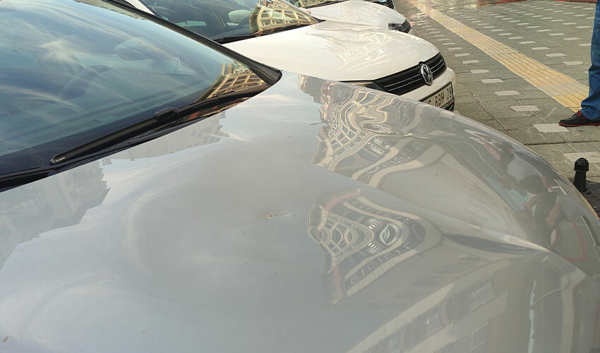 Baltalı saldırgan otomobilleri dağıttı, o anlar kamerada Baltalı saldırgan otomobilleri dağıttı, o anlar kamerada