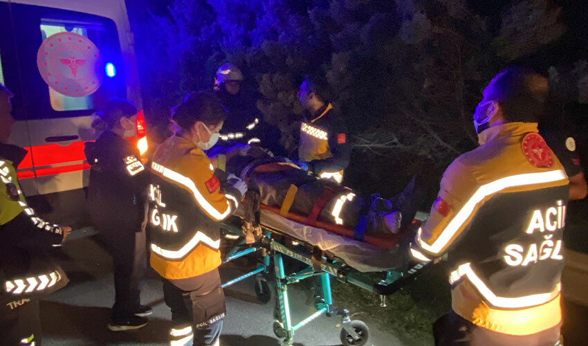 TEM'de otomobil bariyerlere çarptı: 3 yaralı TEM'de otomobil bariyerlere çarptı: 3 yaralı