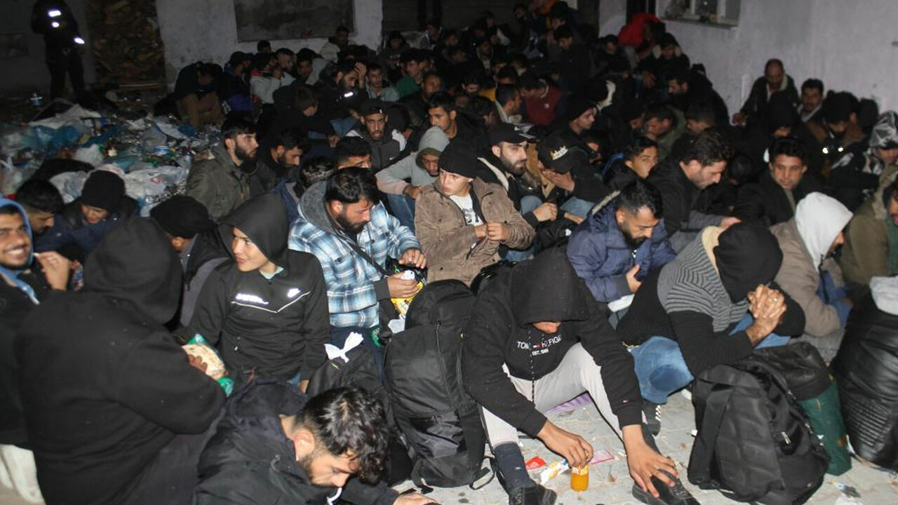 Edirne’de evin bahçesinde bir kamyon dolusu göçmen yakalandı