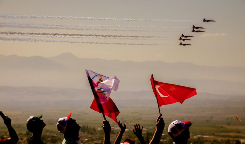 Türk Yıldızları'ndan gurur uçuşu: Nefes kesen gösteriyi 150 binden fazla vatandaş izledi