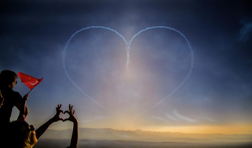 Türk Yıldızları'ndan gurur uçuşu: Nefes kesen gösteriyi 150 binden fazla vatandaş izledi