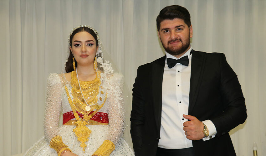 Düğünde 10 milyon takıldı, paraları 12 kişi ancak sayabildi Düğünde 10 milyon takıldı, paraları 12 kişi ancak sayabildi
