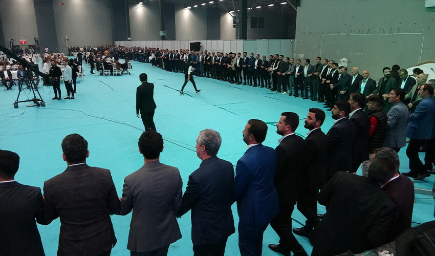 Düğünde 10 milyon takıldı, paraları 12 kişi ancak sayabildi Düğünde 10 milyon takıldı, paraları 12 kişi ancak sayabildi