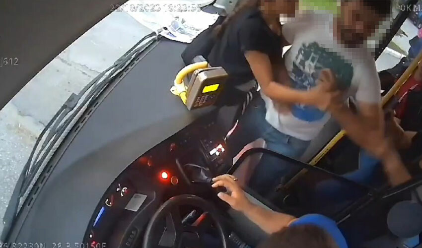 Öfkeli adam otobüs şoförünü tokatladı, o anlar anbean kamerada Öfkeli adam otobüs şoförünü tokatladı, o anlar anbean kamerada