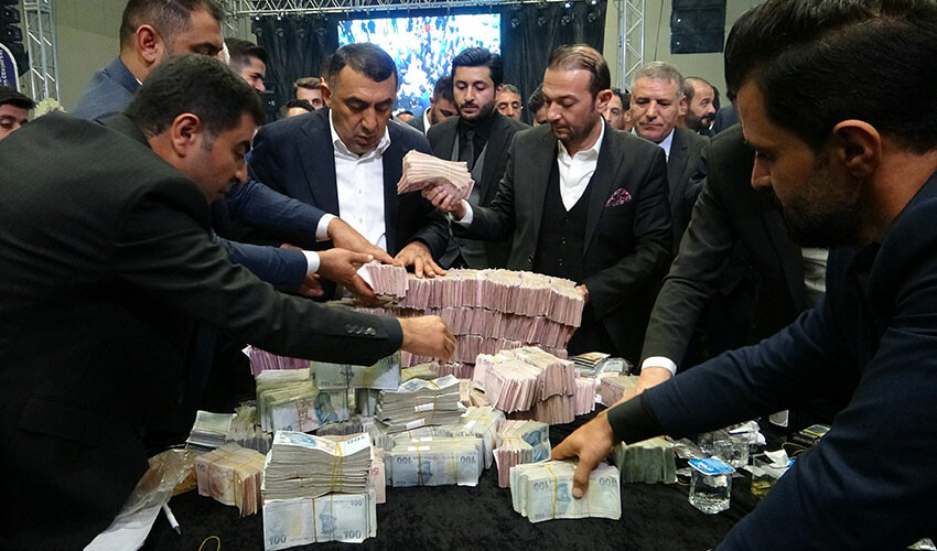 Düğünde 10 milyon takıldı, paraları 12 kişi ancak sayabildi Düğünde 10 milyon takıldı, paraları 12 kişi ancak sayabildi