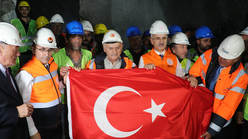 Bakan Uraloğlu açıkladı: Sünebeli Tüneli'nde ışık göründü, seyahat 15 dakikaya inecek Bakan Uraloğlu açıkladı: Sünebeli Tüneli'nde ışık göründü, seyahat 15 dakikaya inecek