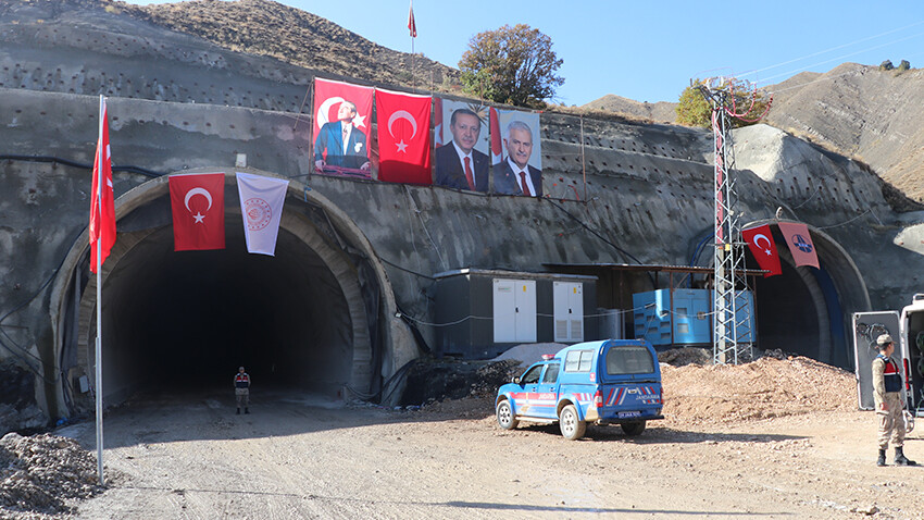 Bakan Uraloğlu açıkladı: Sünebeli Tüneli'nde ışık göründü, seyahat 15 dakikaya inecek Bakan Uraloğlu açıkladı: Sünebeli Tüneli'nde ışık göründü, seyahat 15 dakikaya inecek