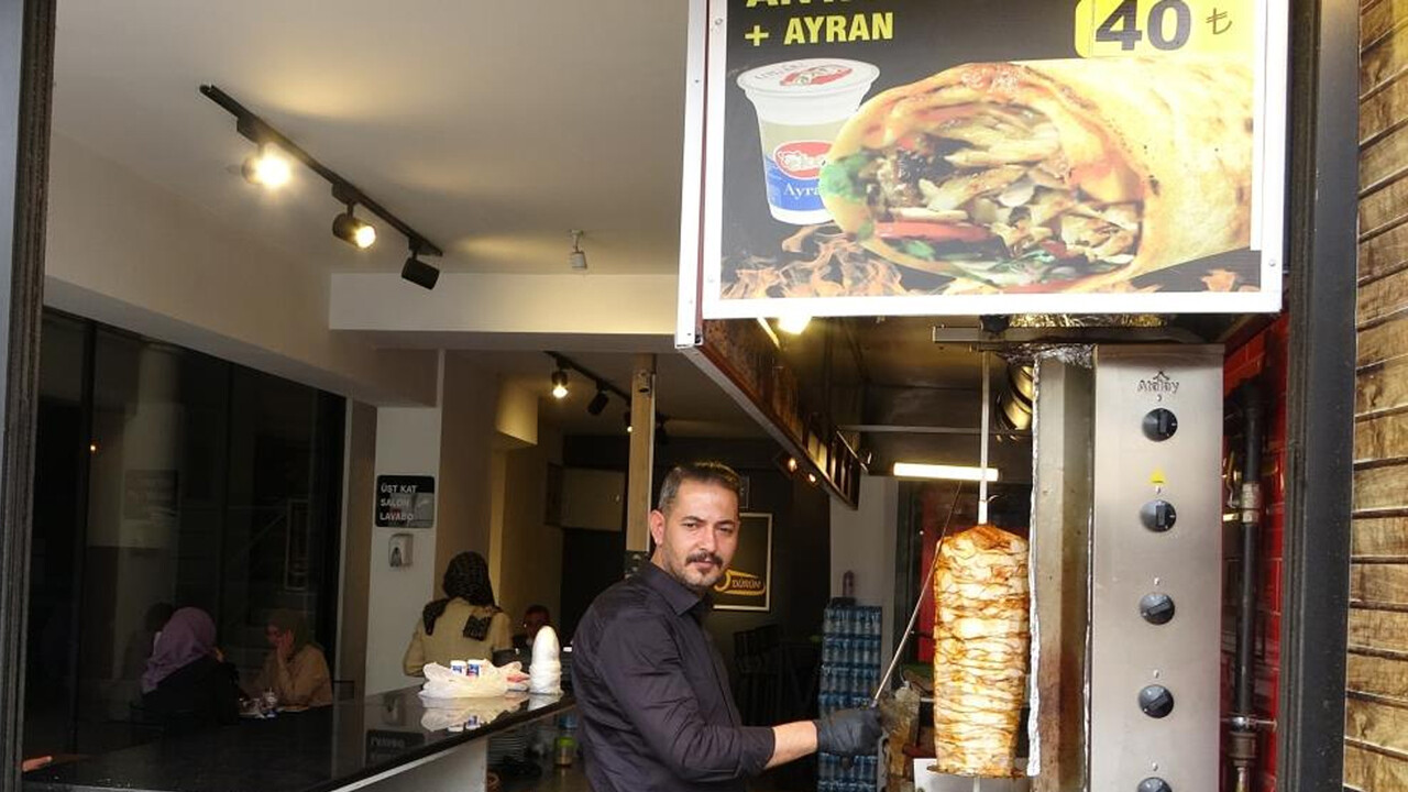Dürümcü enflasyona savaş açtı: Yüzde 60 indirimi duyanlar akın etti Dürümcü enflasyona savaş açtı: Yüzde 60 indirimi duyanlar akın etti