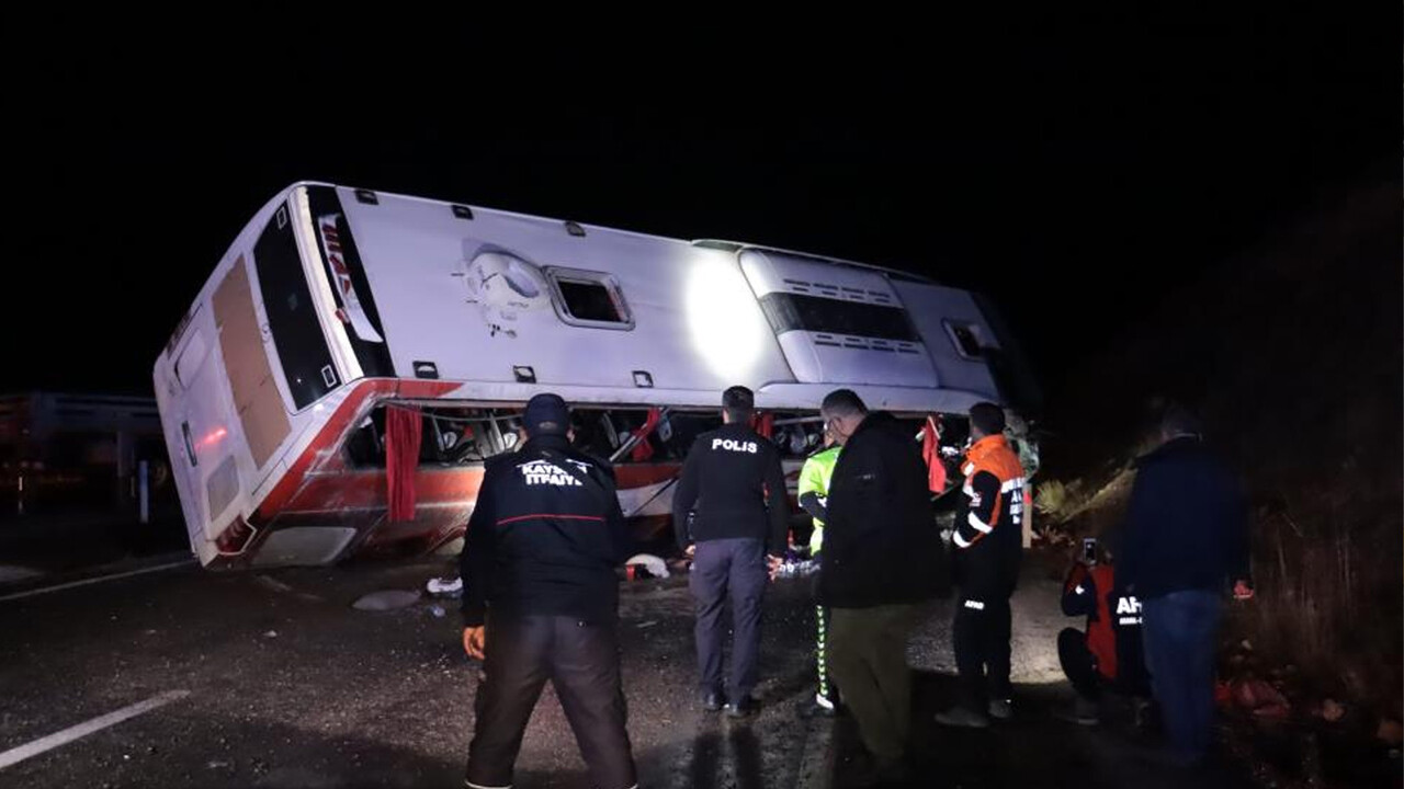 Kayseri&#039;de korkunç kaza! Yolcu otobüsü devrildi, 8&#039;i ağır 38 yaralı var