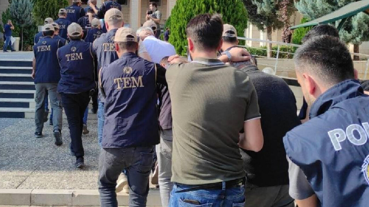 Siirt'te yakalanan PKK'lı teröristin işbirlikçisi olduğu 13 kişi tutuklandı Siirt'te yakalanan PKK'lı teröristin işbirlikçisi olduğu 13 kişi tutuklandı