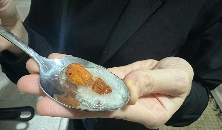 Kek yapmak isterken kırdığı yumurta hayrete düşürdü